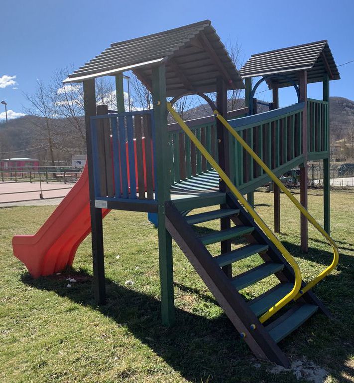 Torre combinada en plastico reciclado installacion parque infantil