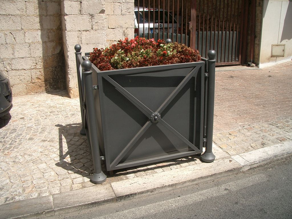 fioriera_in_acciaio_con_transenna_quadro.jpg