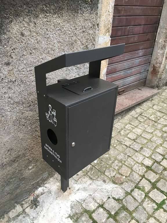 Cestini per deizioni canine arredo urbano .jpg