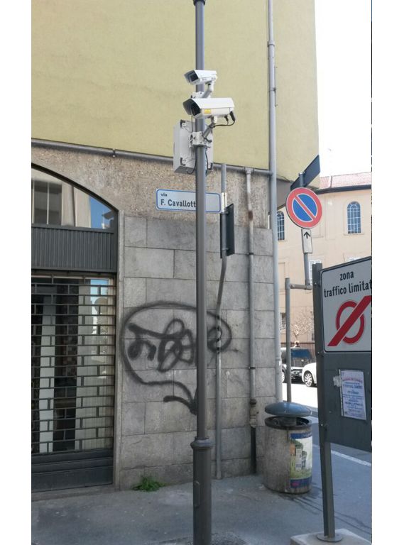 Palo video sorveglianza due telecamere.jpg