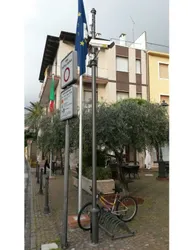 Palo video sorveglianza piazza.jpg