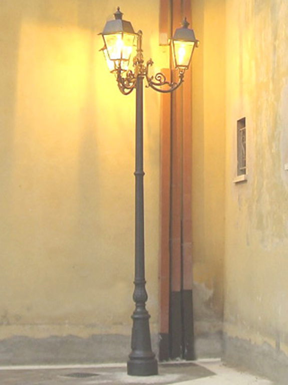 artistic europena lightin pole.jpg