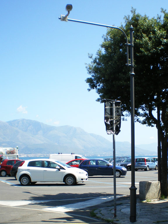 braccio videosorveglianza su palo.jpg