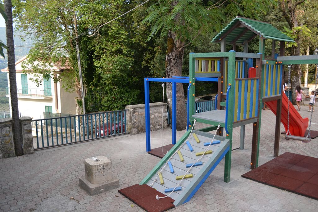 castello fitness palestra in plastica riciclata palestra dietro salita.jpg