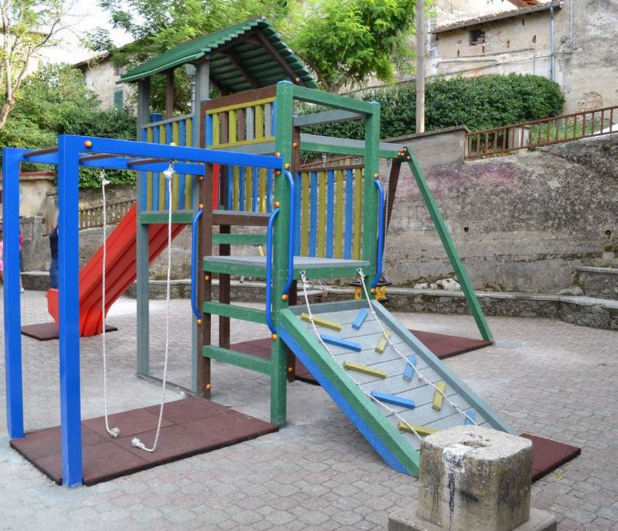 castello fitness palestra in plastica riciclata palestra dietro.jpg