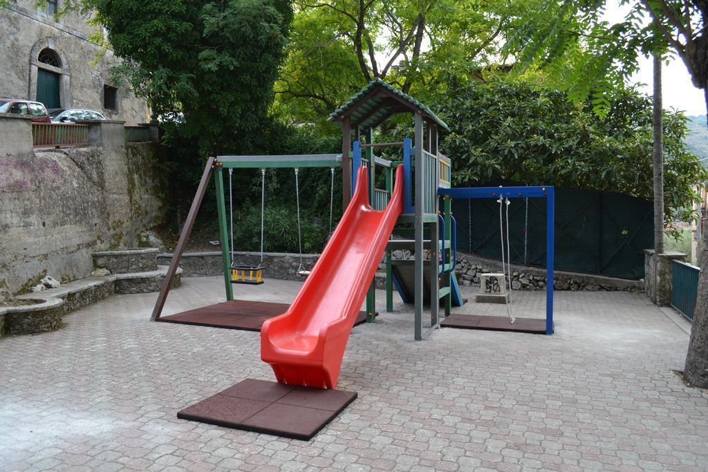 castello fitness palestra in plastica riciclata palestra insieme fronte.jpg