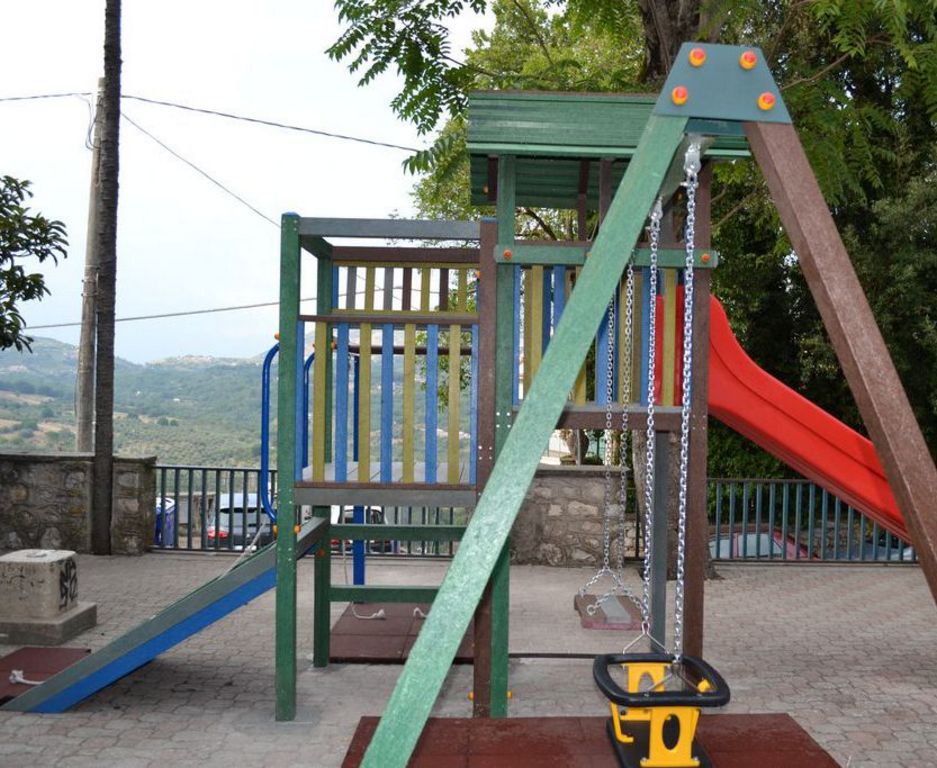 castello fitness palestra in plastica riciclata palestra laterale.jpg