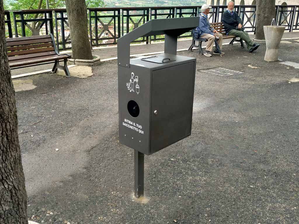 cestino deizioni canine acciaio raccolta rifiuti cani foto.jpg