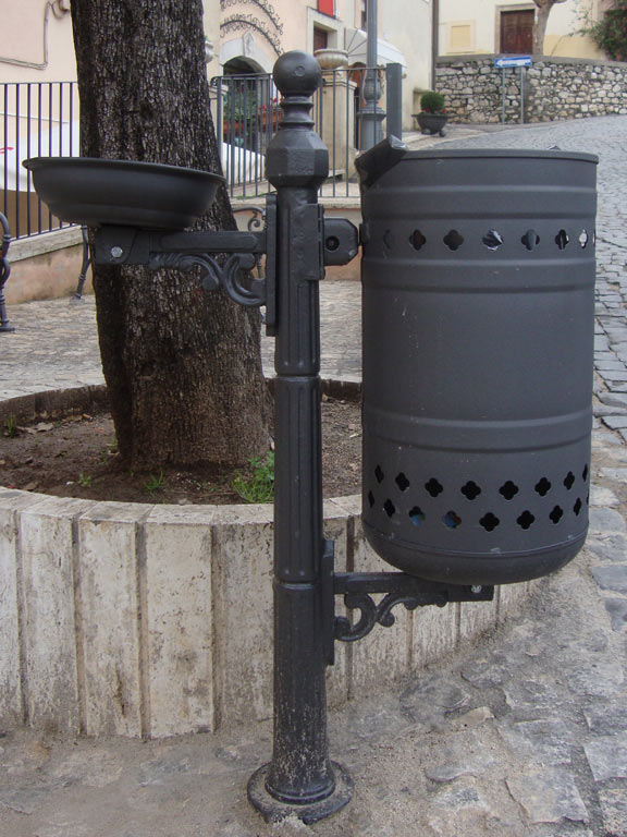 cestino raffaello con posacenere paletto in ghsia recycle bin.jpg