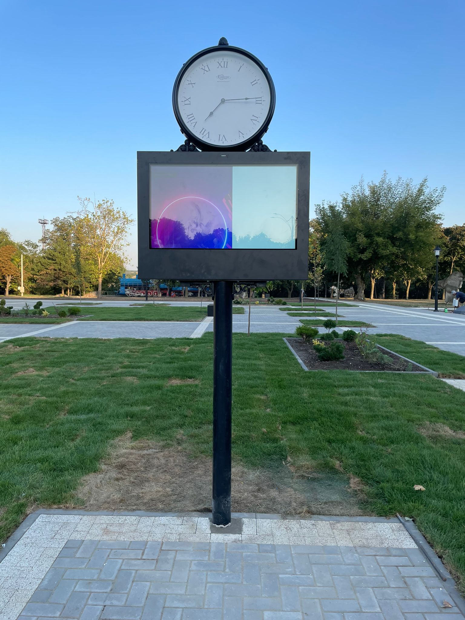 digital signage clock public park modavia Ungheni.jpeg