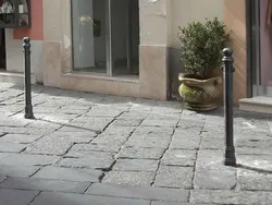 dissuasore 702 ghisa acciaio foto Sele.jpg