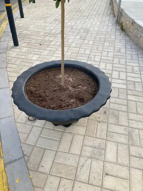 fioriera_iris_piazza3_jardinera_iris.jpg