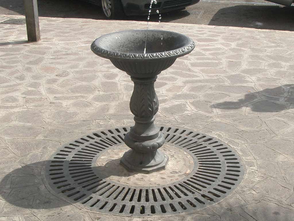 fonatana artistica ghisa zampillo 370301.jpg