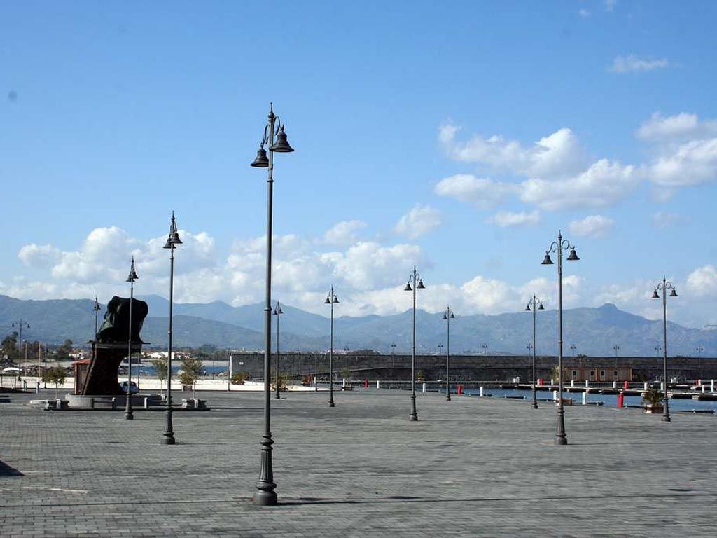 marina_di_riposto_lampion_con_lanterna_622_base_roma.jpg