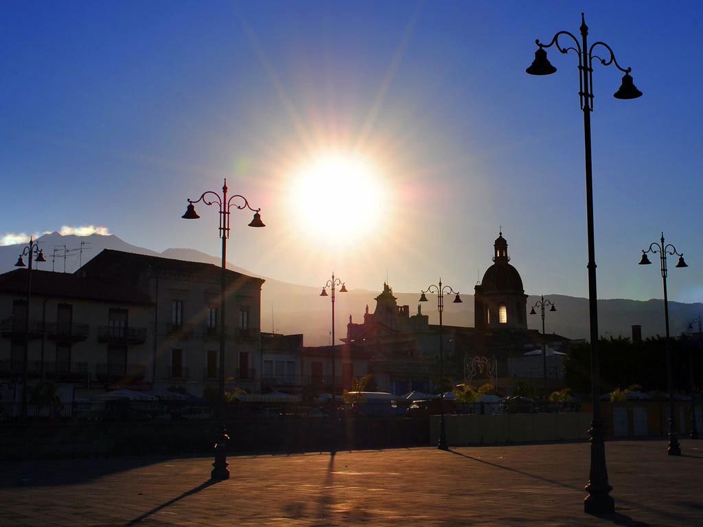 marina_di_riposto_lampion_con_lanterna_622_base_roma_tramonto.jpg