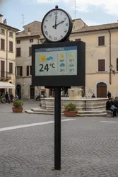 orologio 2023 urban digital signage clock meteo foto.webp