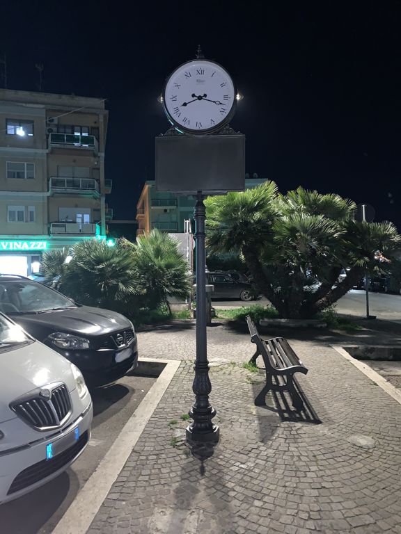 orologio artisitco con palo in ghisa e spazio pubblicitario.jpg