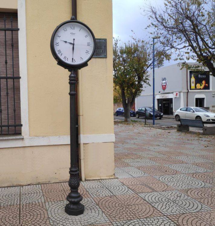 orologio esterno ghisa arredo urbano san vito.jpg
