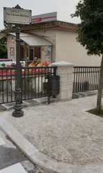 palina decorativa in ghisa per centro storico con targa in alluminio.jpg