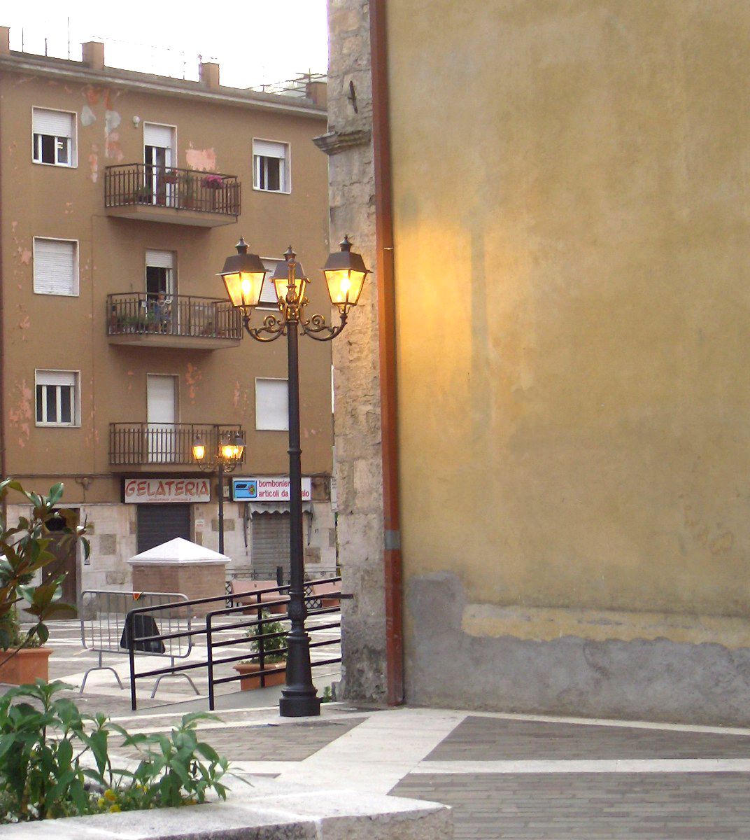 palo artistico con cima tripla in ghisa.jpg