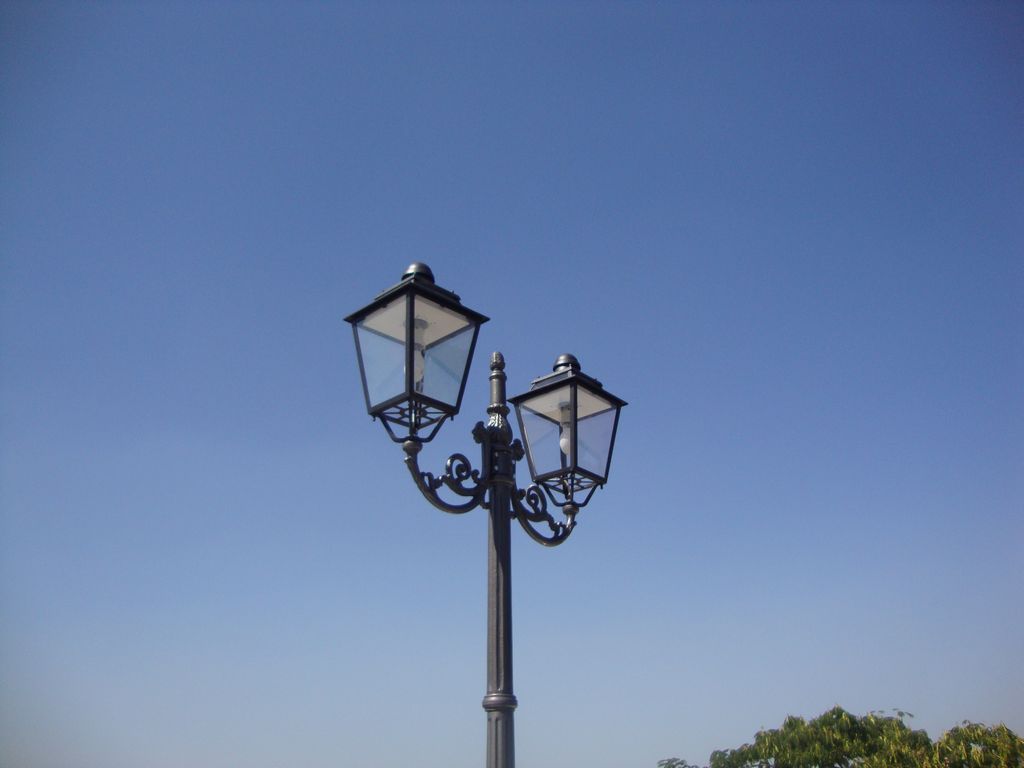 palo con cima artistica e lanterna 601.jpg
