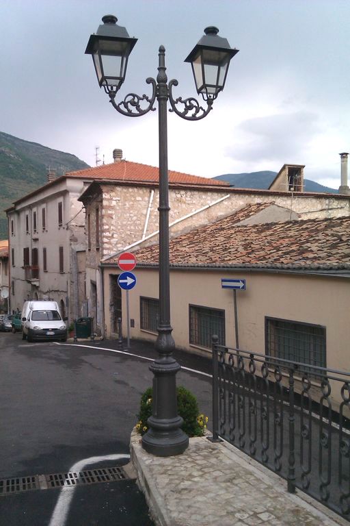 palo ghisa con base circolare grande cima truibpla lanterne artistiche.jpg