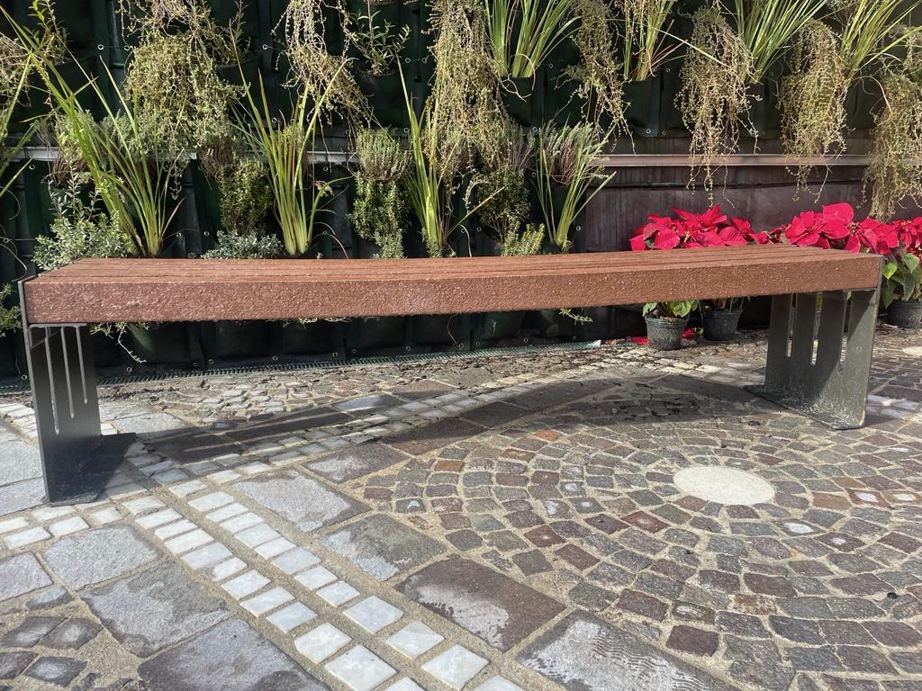 panchina senza schinele con seduta in plastica riciclata bench recycled plastics.jpeg