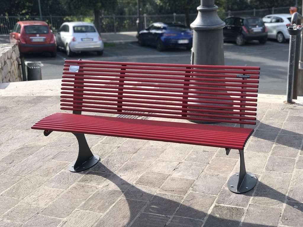 panchina shark rossa arredo urbano.jpg