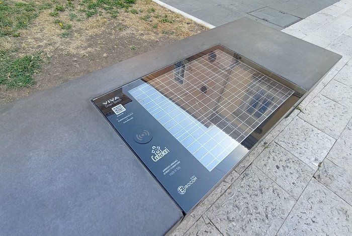 panchine tecnologiche piazza roma cemento viva smart.jpg