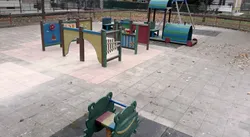 parco giochi inclusivo plastica riciclata strongplast labirinto trenino 3.jpg