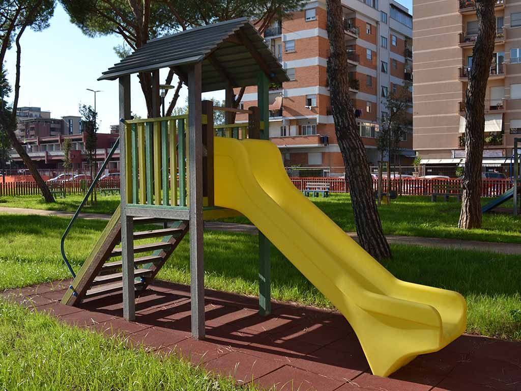 parco giochi piazza moro latina.jpg