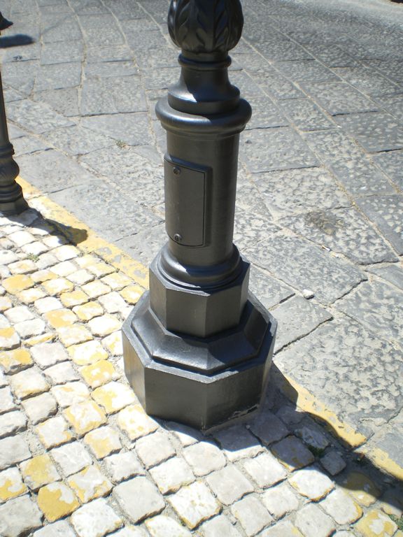 sottobase per pali in ghisa ottagonali.jpg