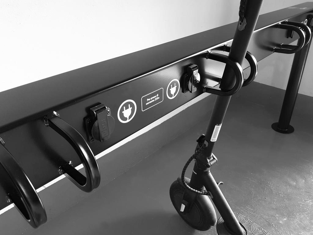 stazione ricarica monopattini ad energia elettrica e bike 2.jpg