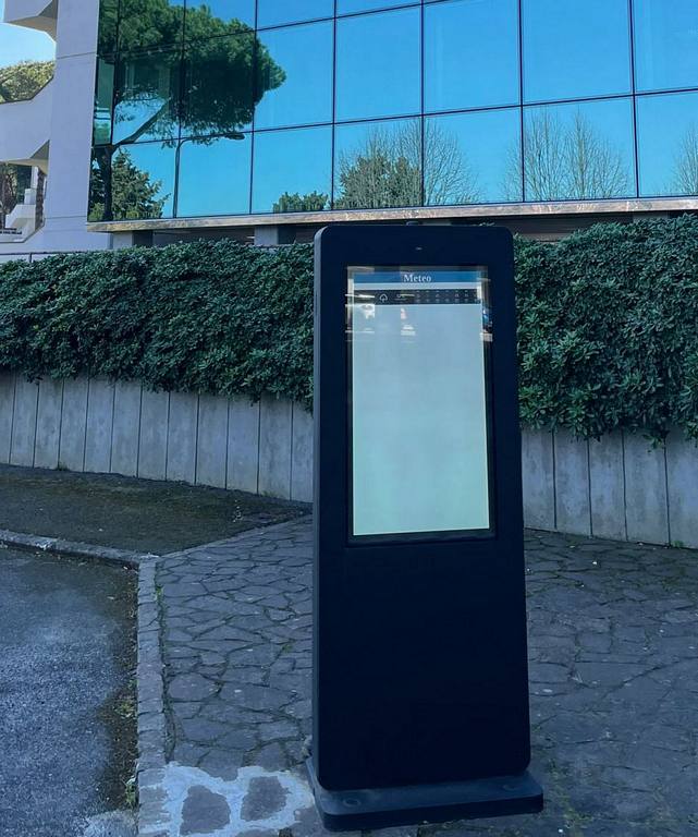 totem touch esterno meteo.jpg