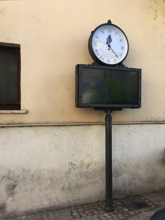 urban digital signage clock orologio schermo led maenza.jpg