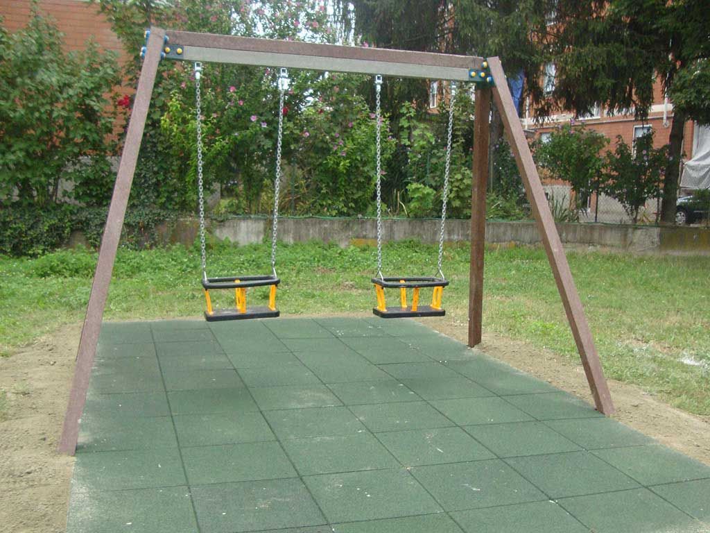 Altalena con seggiolini neonati in plastica riciclata