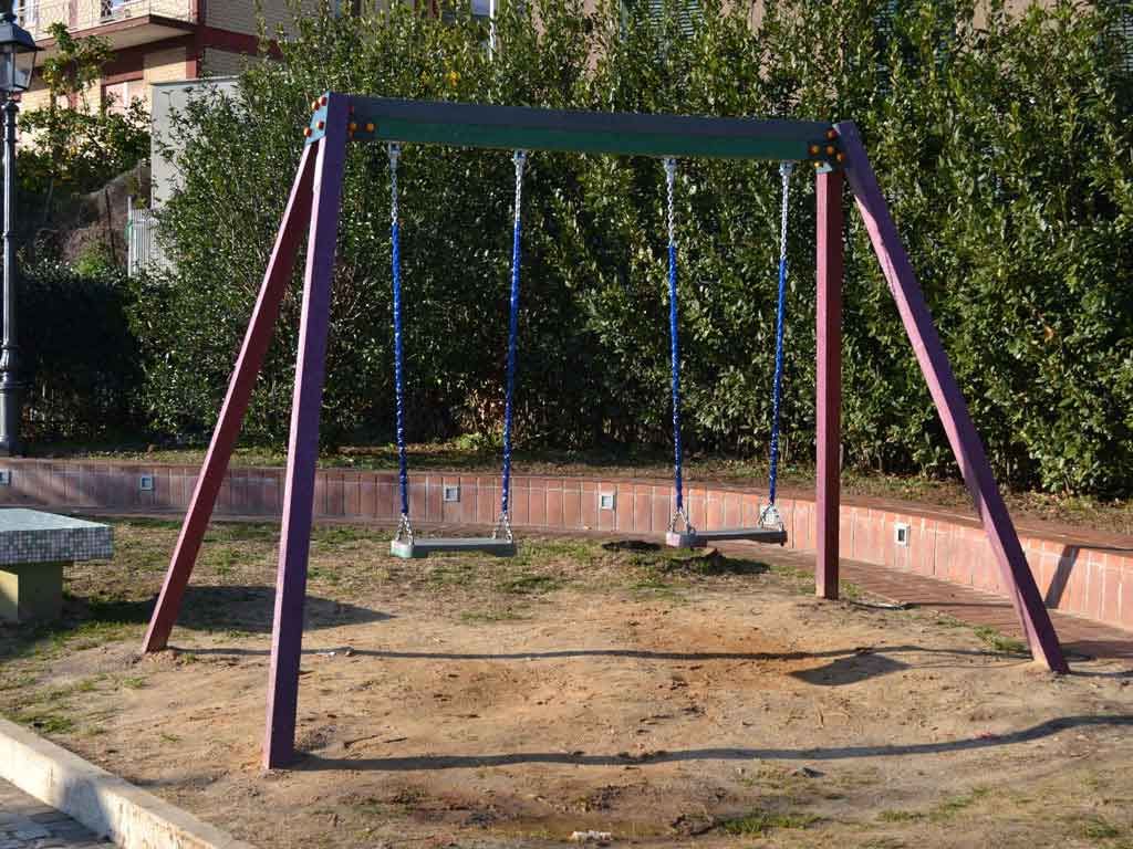 Altalena due posti in plastica riciclata con due sedute normali
