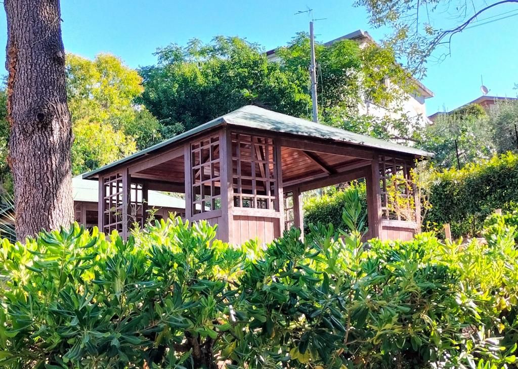 Gazebo in recycled plastics