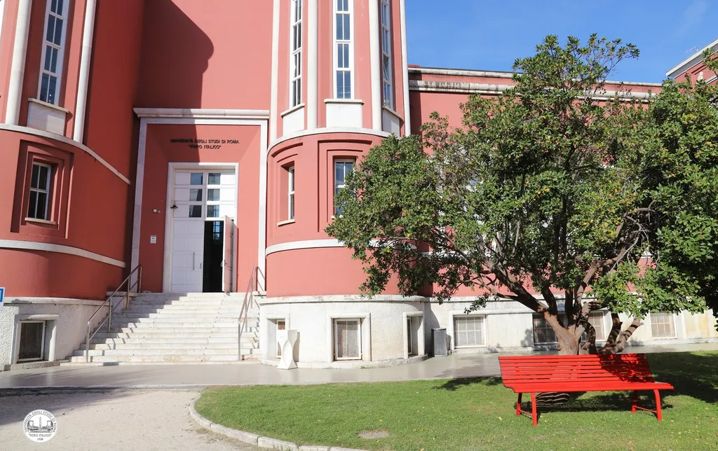 foro italico roma panchina rossa violenza donne ingresso universita.webp