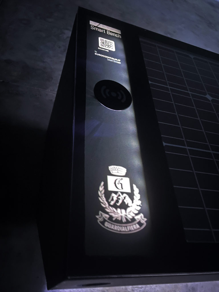 Prodotti Smart City - Panchina Viva Smart Bench Senza Schienale Fotovoltaica Foto 6 Panchina Viva Smart Bench Senza Schienale Fotovoltaica Foto 6