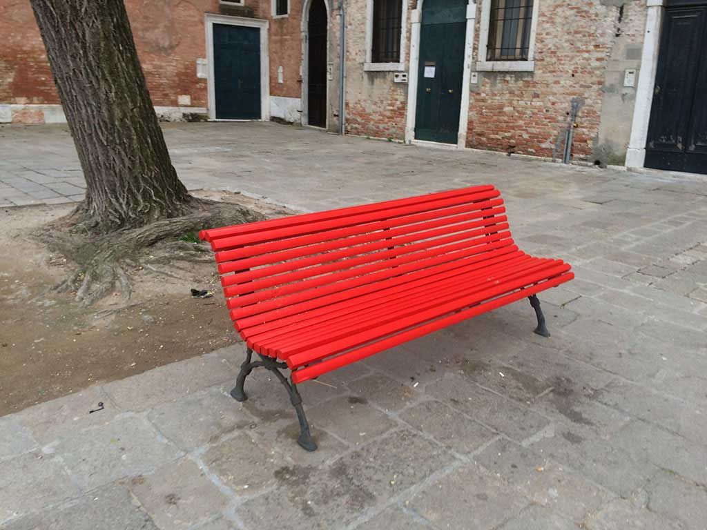 Contro la violenza sulle donne - Panchina Classica Napoli Ghisa Legno Venezia 03 Panchina Classica Napoli Ghisa Legno Venezia 03