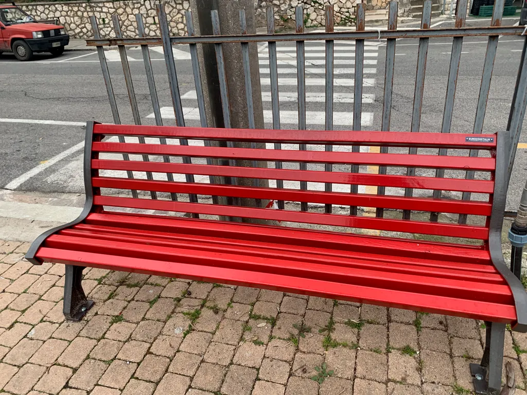 panchina italia rossa contro vilenza sulle donne.jpeg