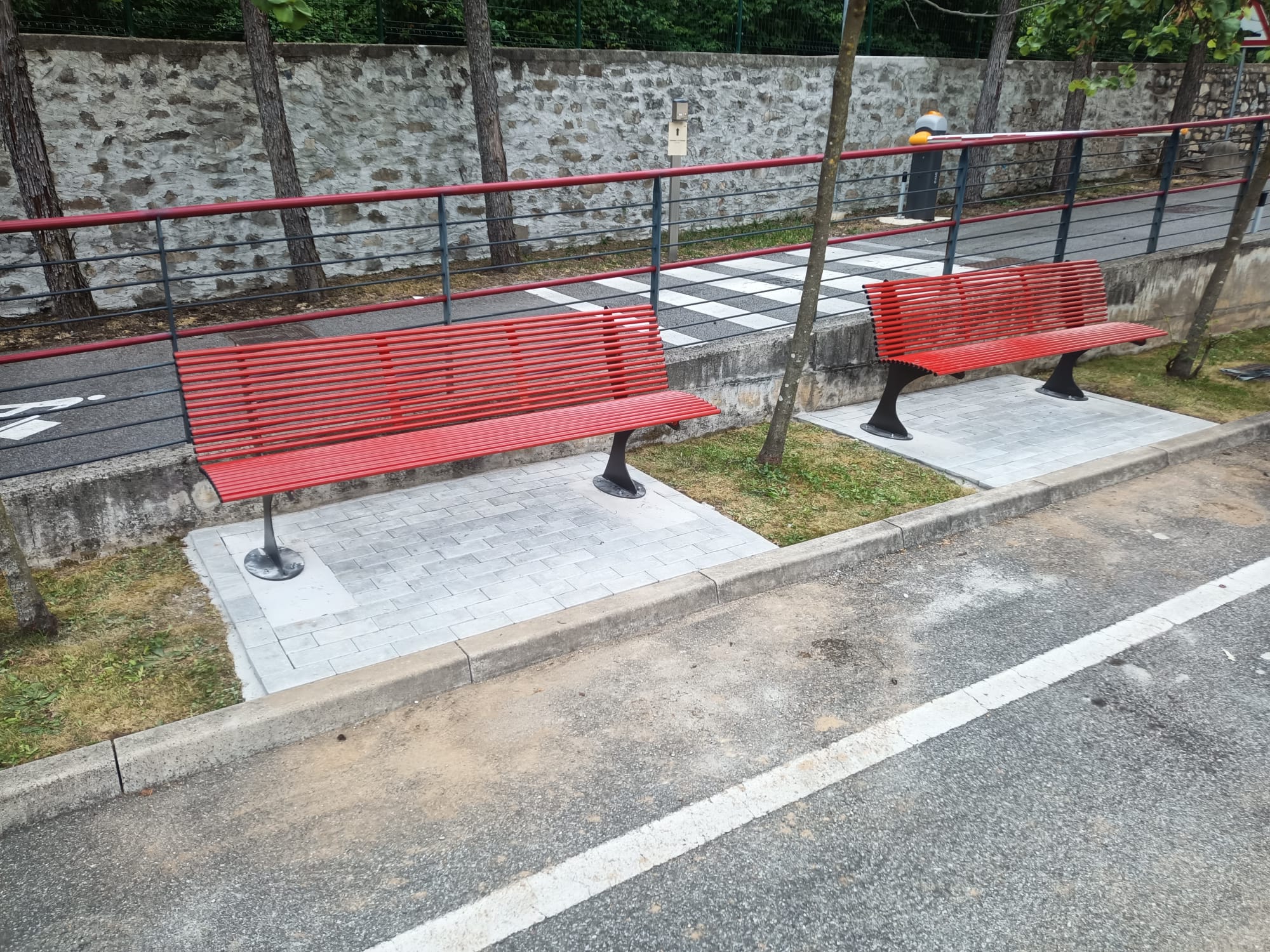 Contro la violenza sulle donne - Panchine Shark Rosse Contro Violenza Sulle Donne Panchine Shark Rosse Contro Violenza Sulle Donne