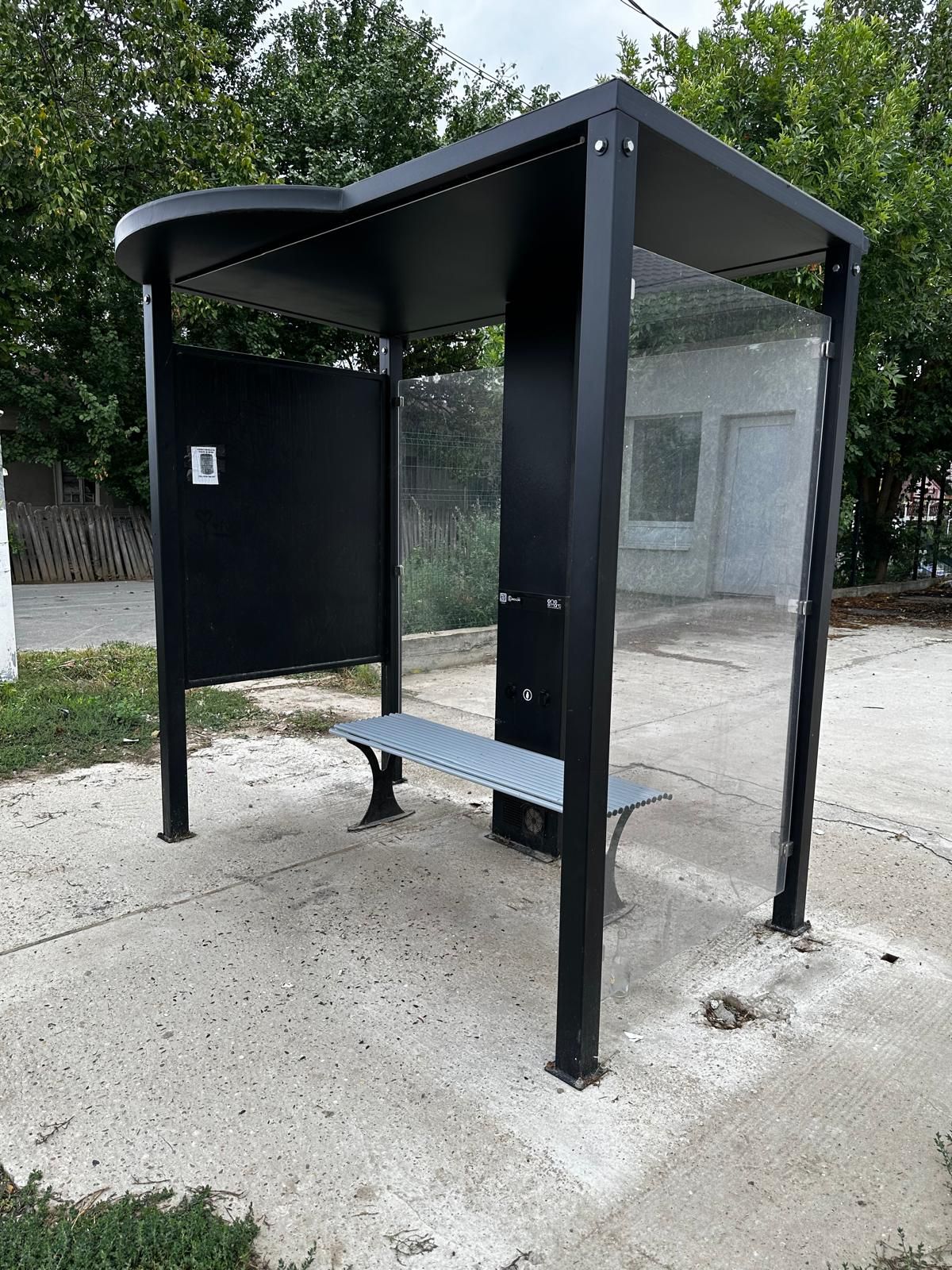 pensilina smart bus shelter with smart totem school usb wireless.jpg