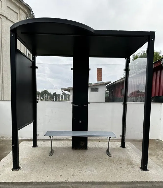 pensilina smart bus shelter with smart totem.webp