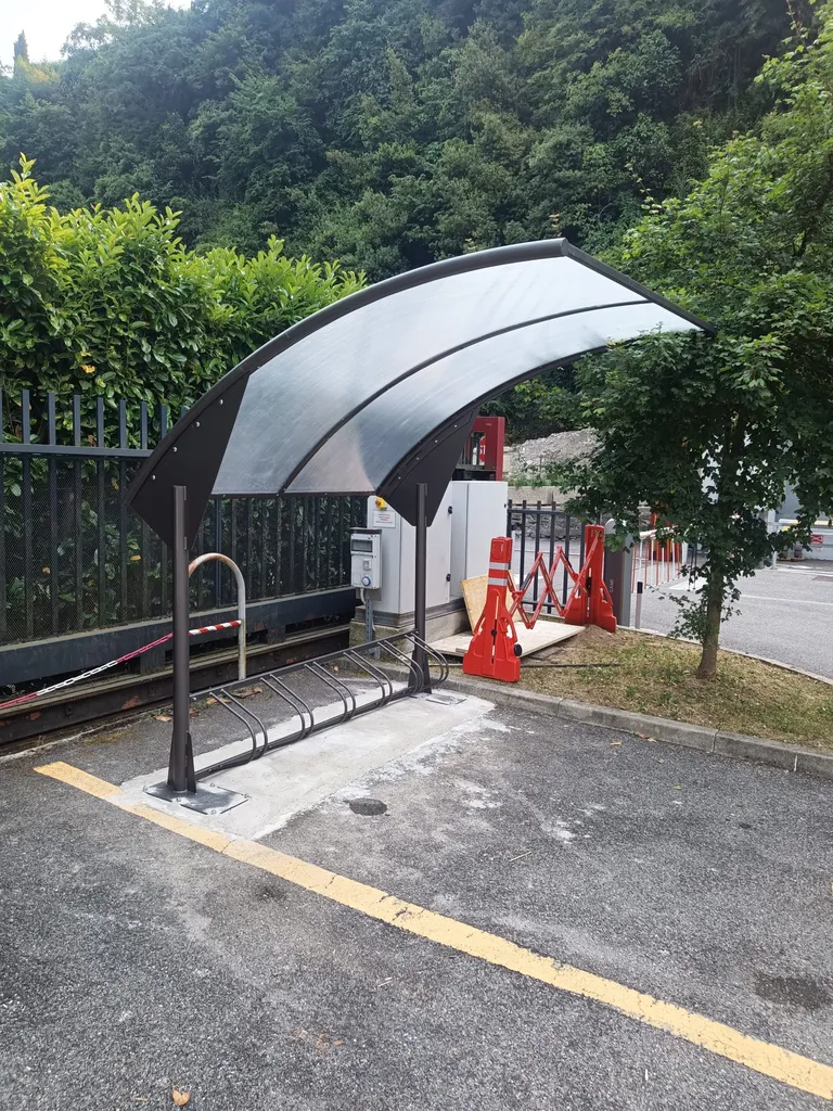pensilna arco per bici shelter for bike.webp