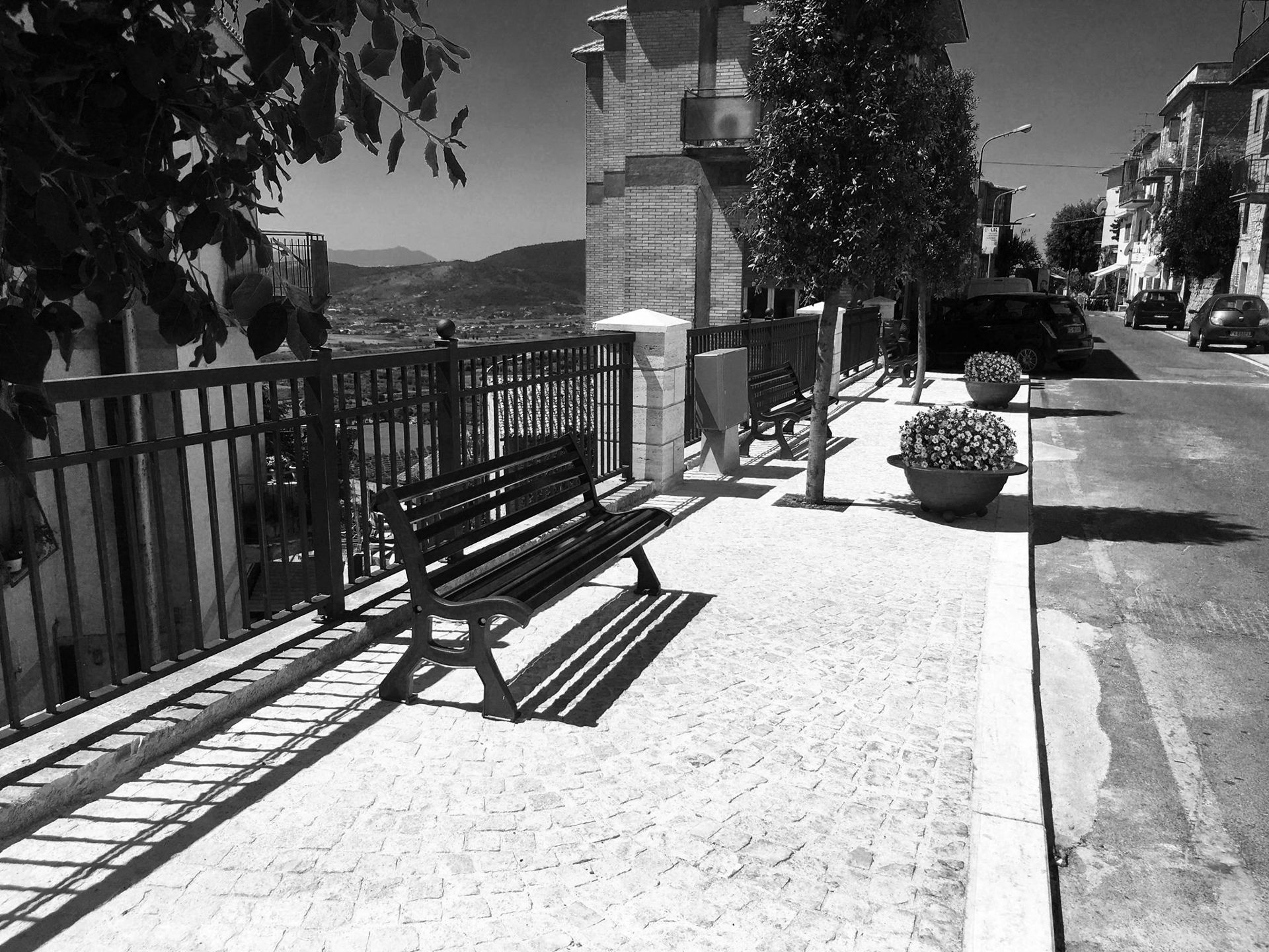 piazza panchine fioriere.jpg