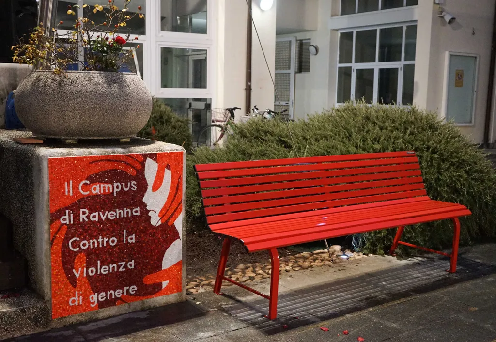 ravenna campus panchina milano rossa contro violenza donne.webp